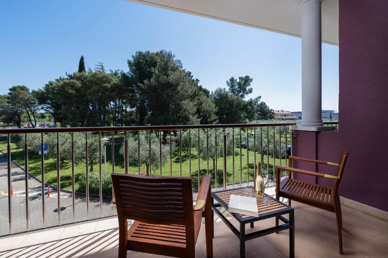 Double Room with Balcony and Park View image 1