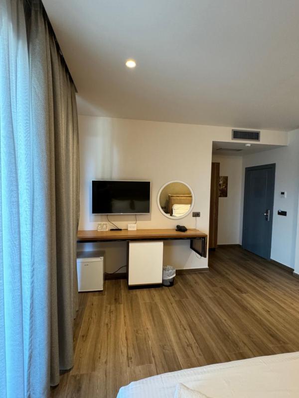 Deluxe Triple Room with Balcony - Ground Floor image 3