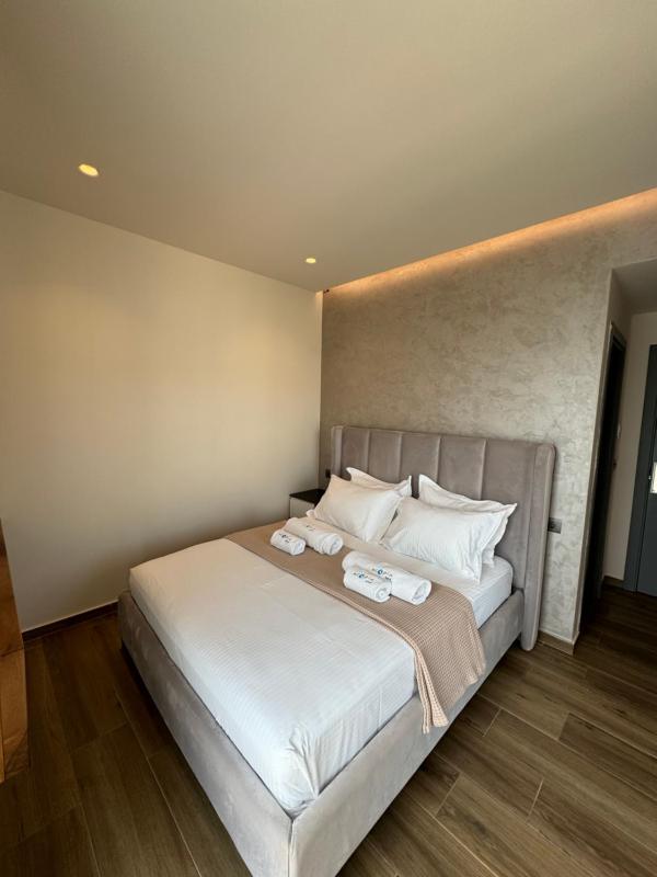 Deluxe Double Room with Balcony image 3