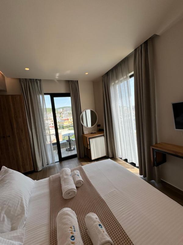 Deluxe Double Room with Balcony image 4