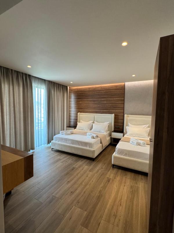 Deluxe Triple Room with Balcony and Side Sea View image 1