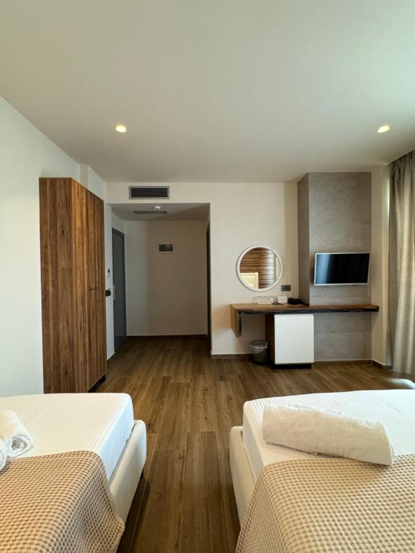 Deluxe Triple Room with Balcony and Side Sea View image 4