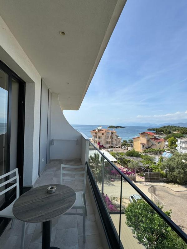Deluxe Triple Room with Balcony and Side Sea View image 3
