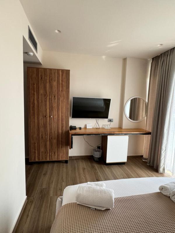 Deluxe Double Room with Balcony and Side Sea View image 4