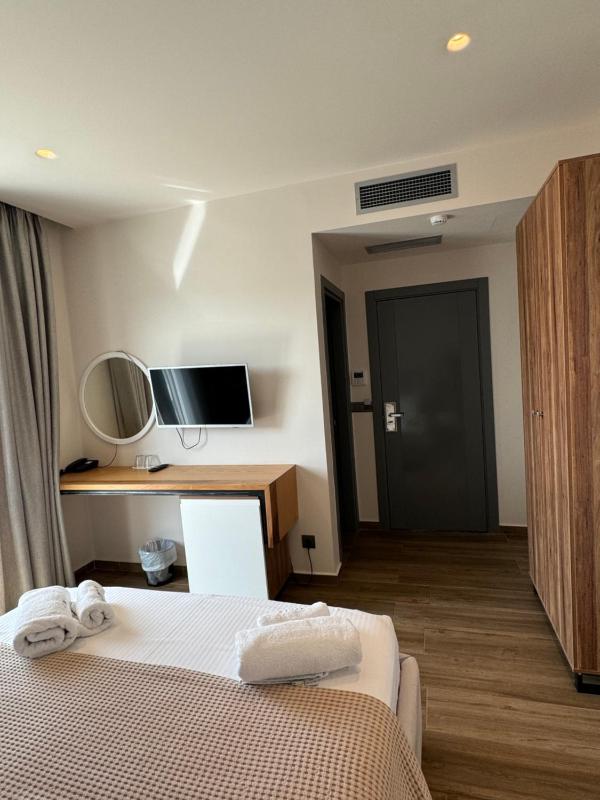 Deluxe Double Room with Balcony and Sea View image 3