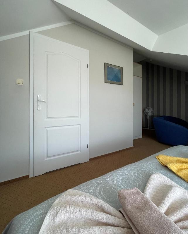 Economy Triple Room image 4