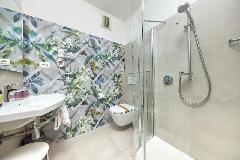 Double Room with Balcony and Lake View image 2