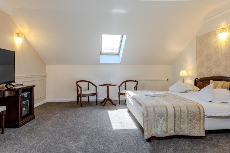 Standard Double Room image 4