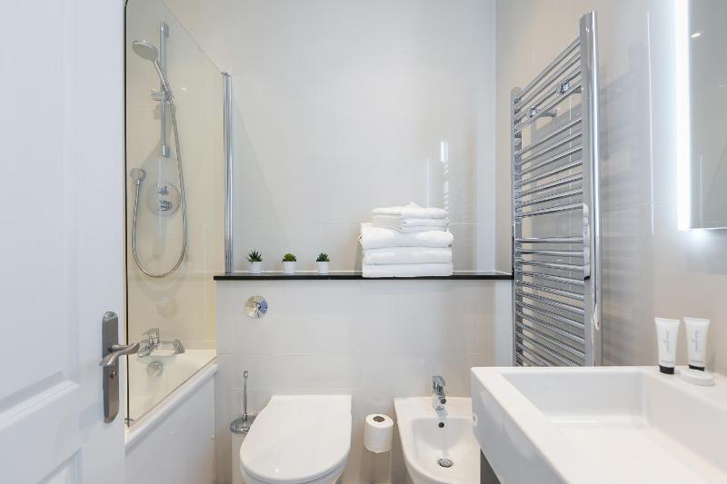 Deluxe Two - Bedroom Apartment with Balcony image 2