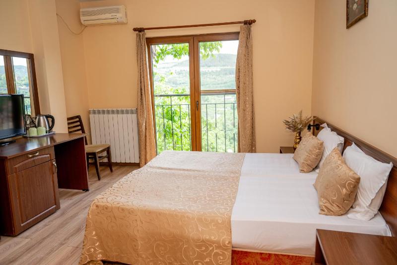Economy Twin Room with Free Parking  image 1
