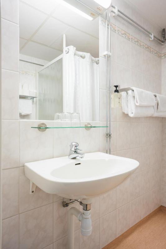 Standard Twin Room image 2