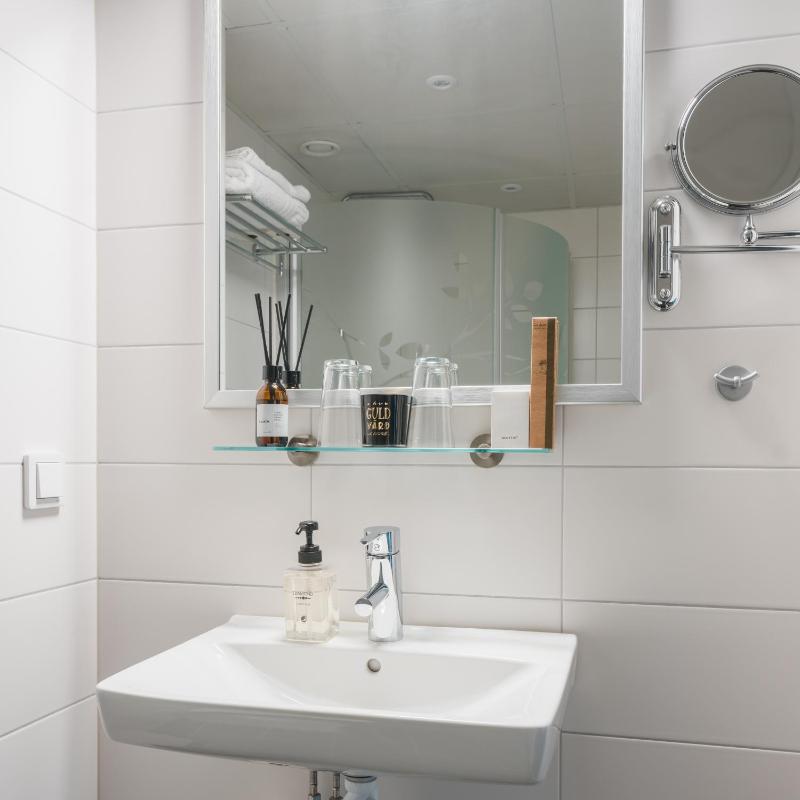 Standard Twin Room image 3