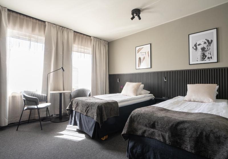 Standard Twin Room image 1