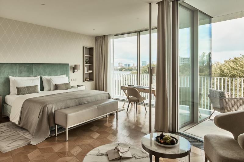 Deluxe Double Room with Partial Lake View image 3