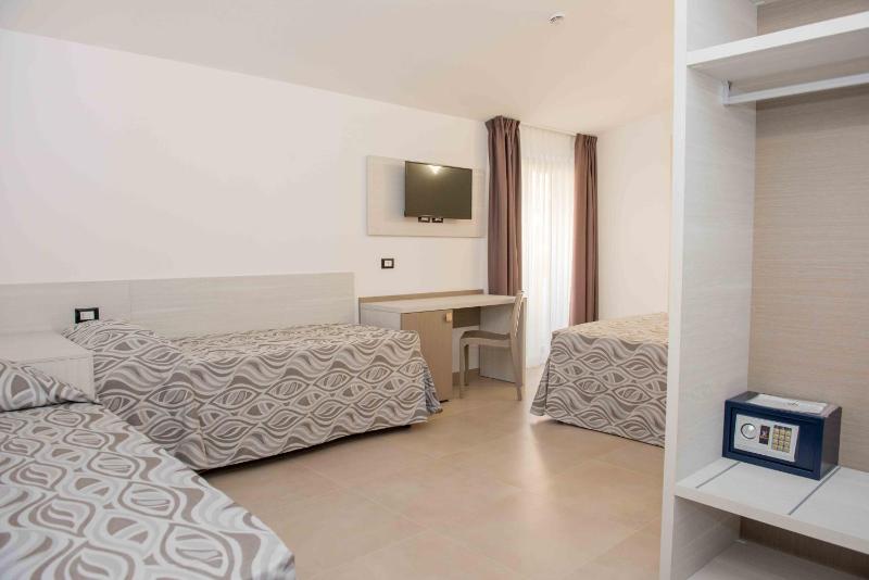 Superior Quadruple Room image 4