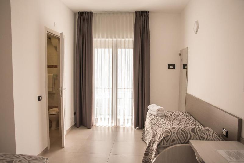 Classic Triple Room image 2