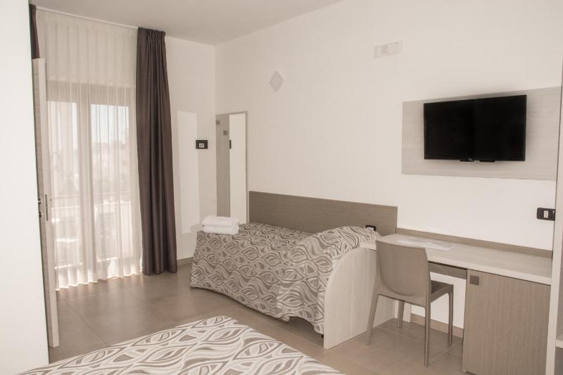 Classic Triple Room image 3