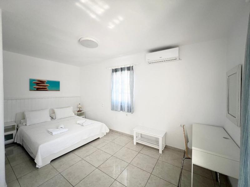 Double Room with Balcony image 4