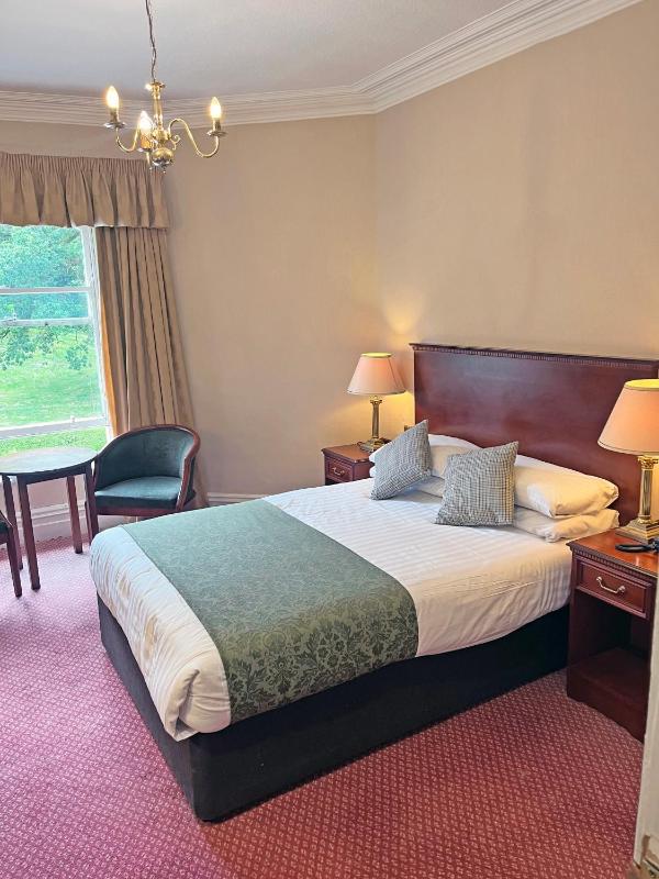 Classic Double Room image 3