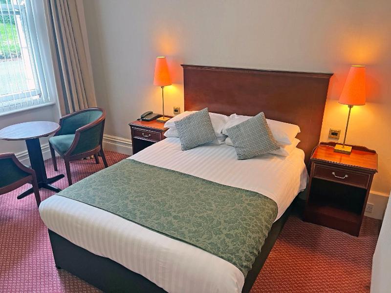 Classic Double Room image 4