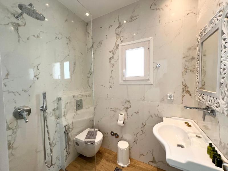 Triple Room with Balcony image 3