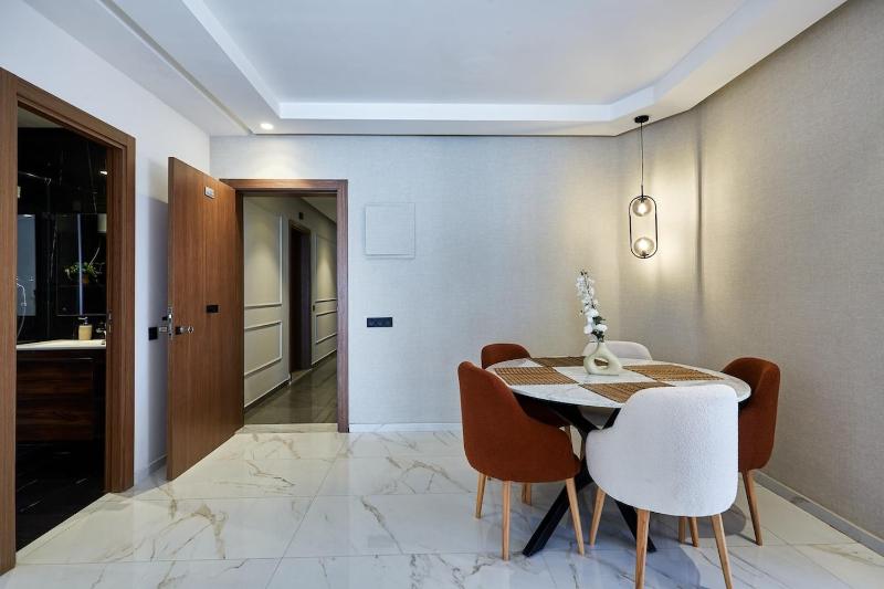 Your Home Away from Home 2 Bed Flat With Parking - image 6