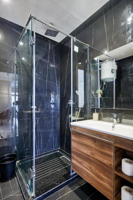 Your Home Away from Home 2 Bed Flat With Parking - image 2