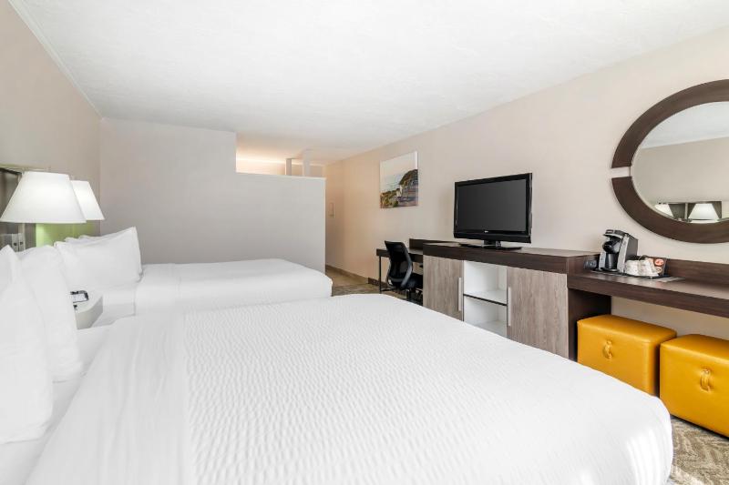 Queen Room with Two Queen Beds - Non-Smoking image 4