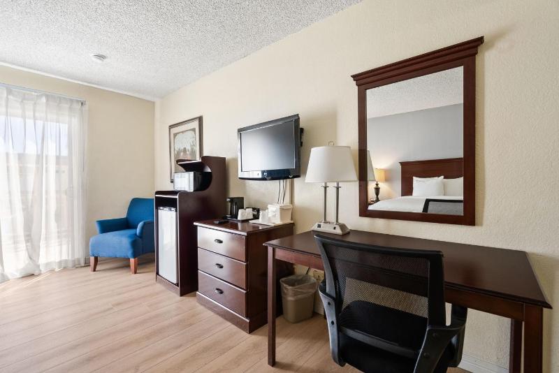King Room with Pool View image 3