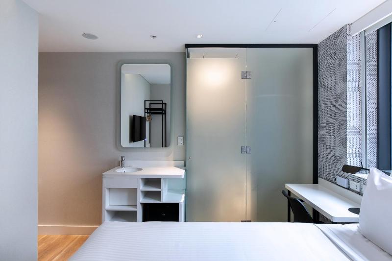 Standard Queen Room image 2