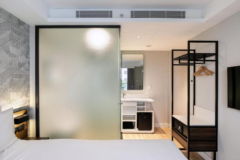 Standard Queen Room image 3