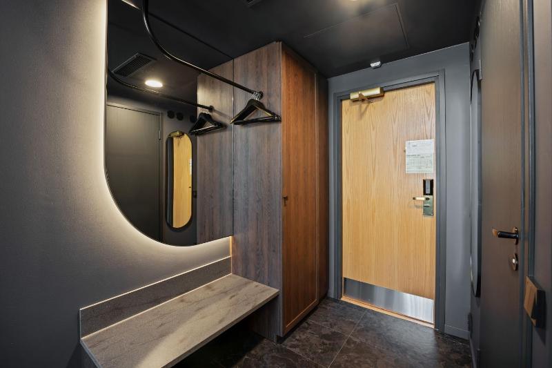 Superior King Room image 3