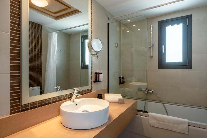 Superior Single Room with Mountain/Street View image 4