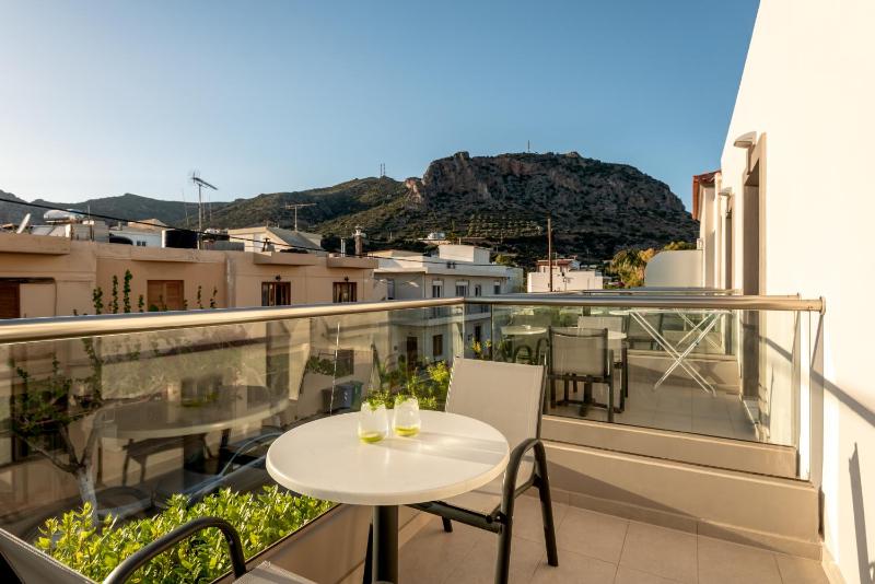 Superior Double Room with Mountain/Street View image 1