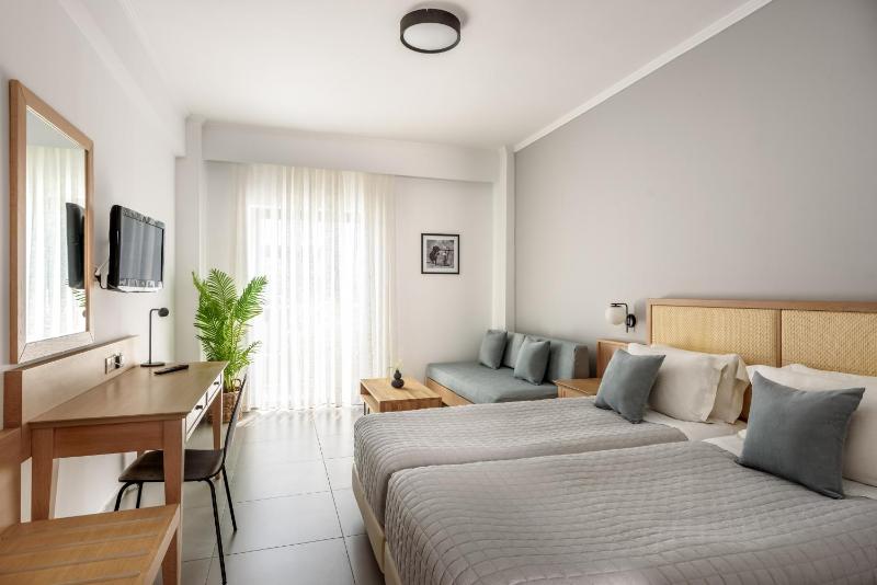 Superior Triple Room with Mountain/Street View image 4