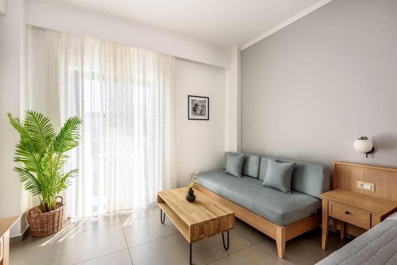 Superior Triple Room with Mountain/Street View image 3