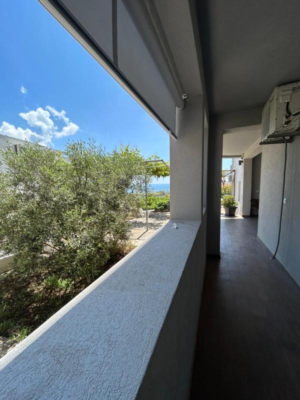 Apartment with Mountain View image 2