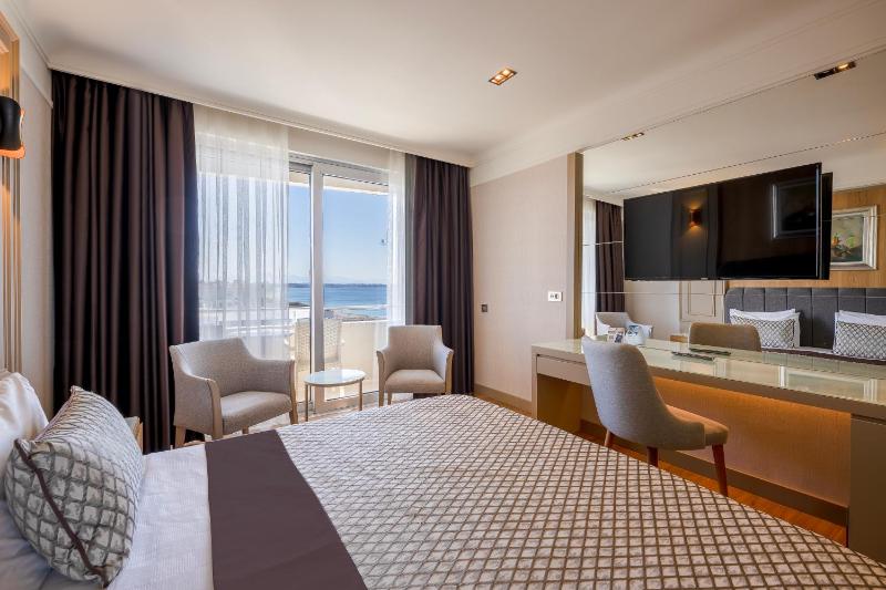 Standard Double Room with Side Sea View image 1