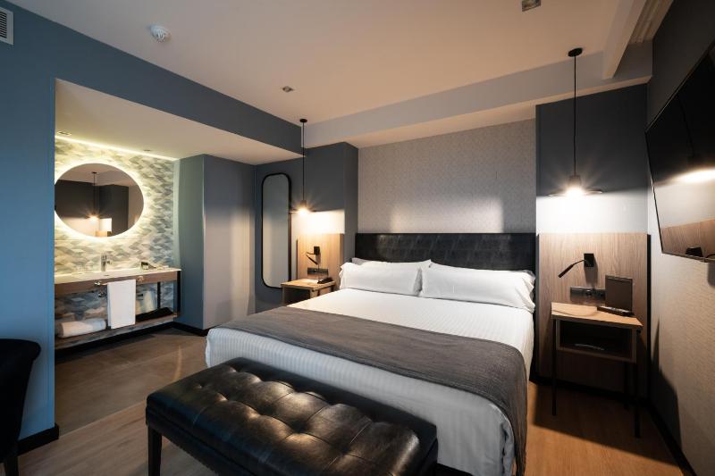 Double or Twin Room with Terrace and Spa Access image 4