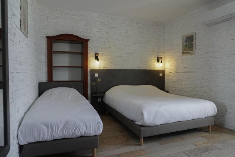 Triple Room with Balcony with Sea View image 3