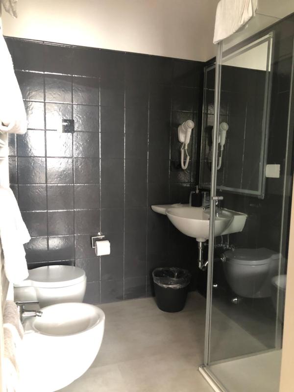 Standard Double Room image 4