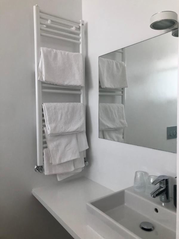 Standard Double Room image 3
