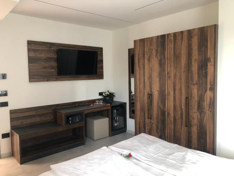 King Room with Balcony image 2