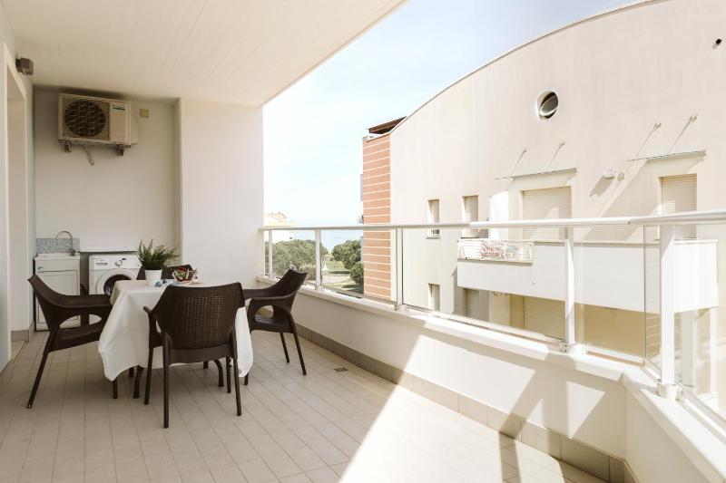 One-Bedroom Apartment image 2