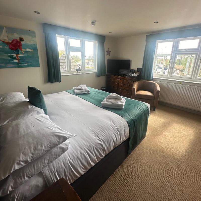 Deluxe King Room image 3