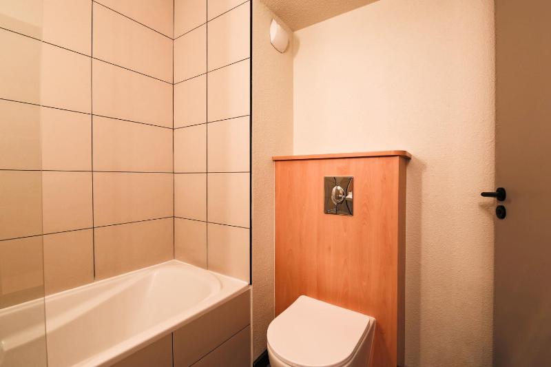 Family Quadruple Room with bunkbeds and bathtub image 4