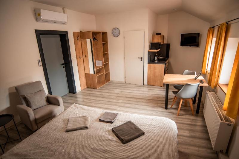 Double Room image 3