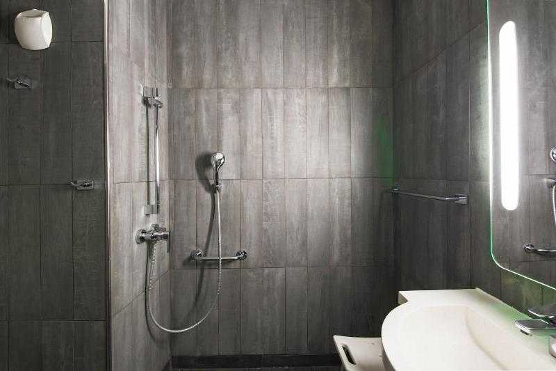 Accessible Family Room with bunkbed and shower image 3