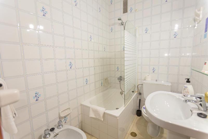 Twin Room image 4