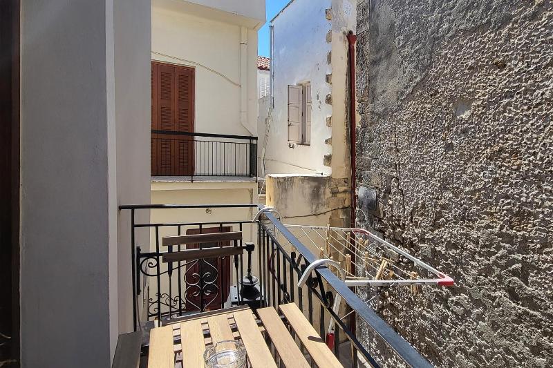 Studio with Balcony image 4